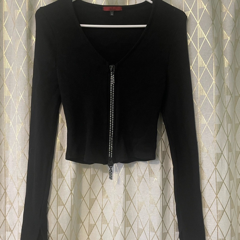 Sleek Black Zippered Crop Top -Red bye bke